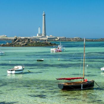 Dépaysement assuré ! Comment passer une nuit au pied du plus haut phare d'Europe