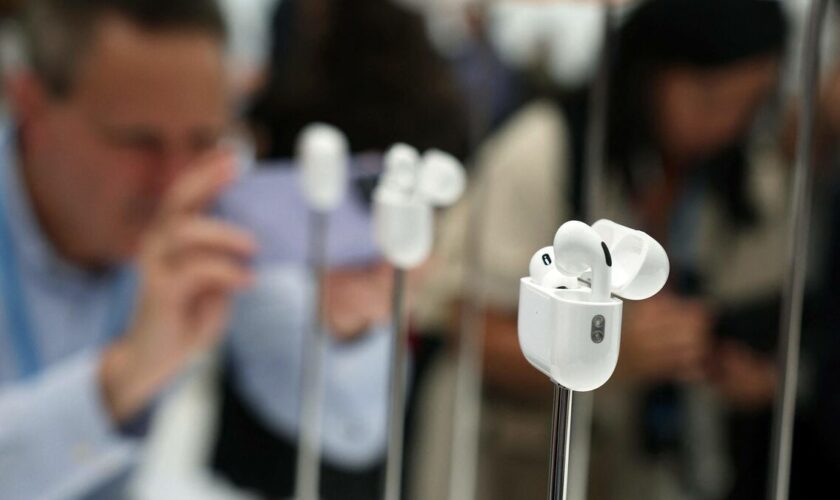 Des AirPods transformés en appareils auditifs ? Les États-Unis autorisent ce dispositif surprenant