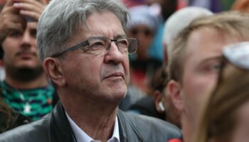 Destitution de Macron : Mélenchon demande le concours des socialistes pour qu’aboutisse la procédure