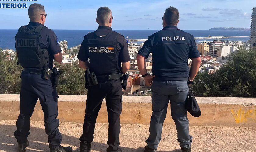 Dos hombres en una moto matan de un tiro en la cabeza a un hombre en Denia