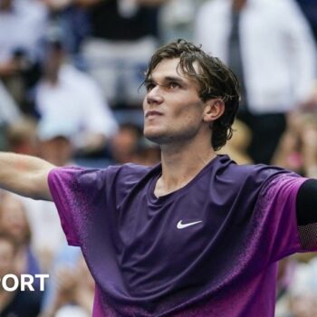 Jack Draper celebrates victory over Alex de Minaur at the US Open