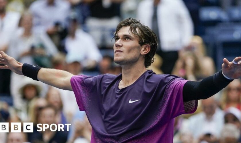 Jack Draper celebrates victory over Alex de Minaur at the US Open