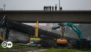 Dresden rushes to remove collapsed bridge amid flood warning