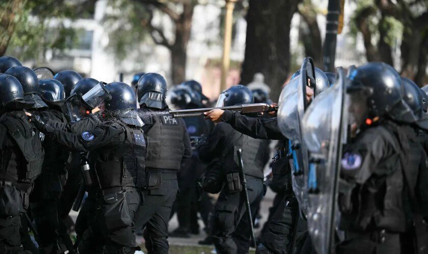 El Congreso argentino convalida el veto de Milei al aumento de las jubilaciones en medio de nuevas protestas