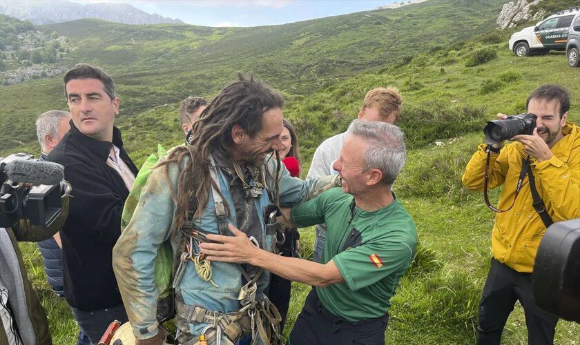 El Gobierno cántabro, sobre la tasa por el rescate de los dos espeleólogos perdidos: "Es un aviso para el resto"