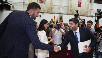 El PP murciano de López Miras hace un guiño a Vox y cumple uno de los puntos de su pacto roto con la mirada en  los presupuestos