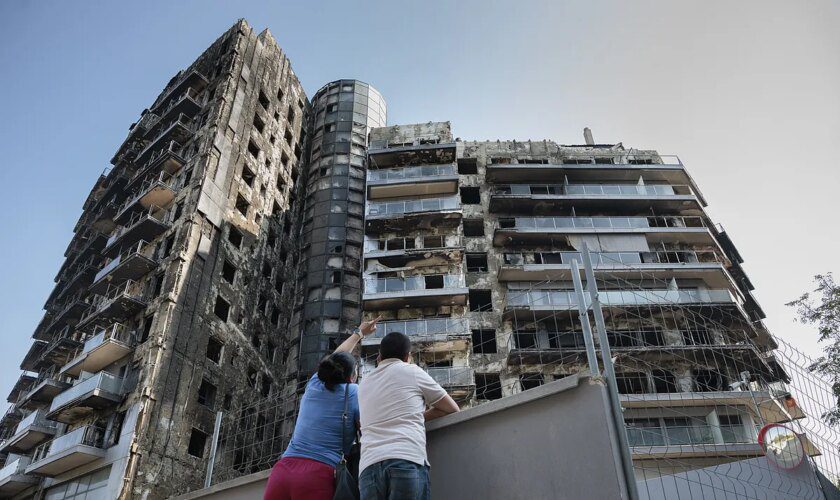 El edificio incendiado de Valencia da el paso para su reconstrucción seis meses después: "La rehabilitación era nuestro principal deseo"