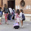 El infierno de la vuelta al cole para el 28% de niños en situación de pobreza: "Todo está por las nubes, comprar una mochila es casi imposible"