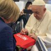 El papa Francisco firma una camiseta de fútbol de Mateo, el niño asesinado en Mocejón