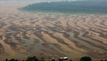 En Colombie, le fleuve Amazone réduit à peau de chagrin à cause de la sécheresse, les images vues du ciel