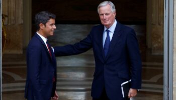 Entre Michel Barnier et le camp de Gabriel Attal, une première approche à tâtons