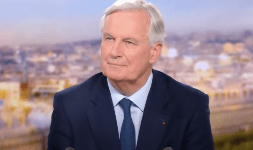 Fact-check : Michel Barnier va-t-il vraiment jouer l’amant d’Emily In Paris dans la saison 5 ?