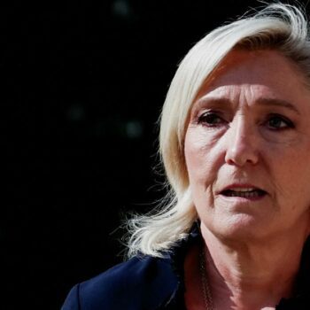 Gouvernement : Marine Le Pen fait planer la menace d’une censure si Éric Dupond-Moretti ou Xavier Bertrand étaient nommés