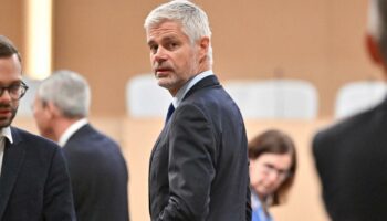 Gouverner avec Michel Barnier ou se préserver pour 2027, le dilemme de Laurent Wauquiez