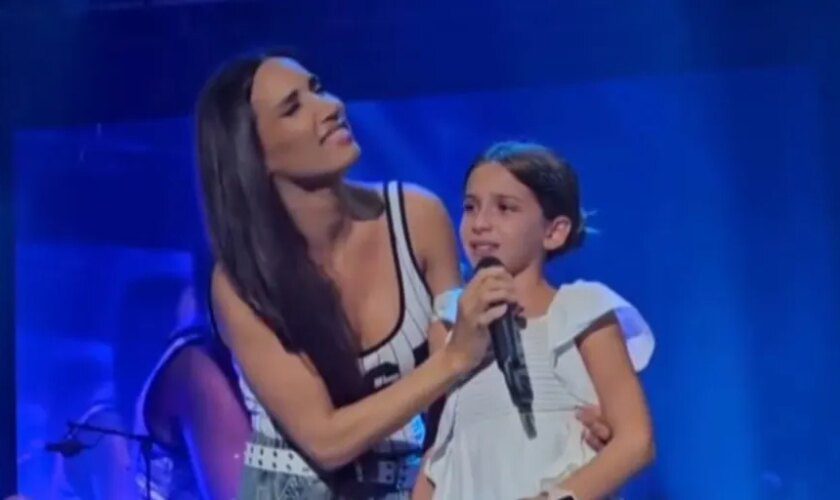 India Martínez vuelve a compartir momentos mágicos con una niña en su concierto de Córdoba