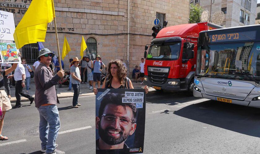 Israel inicia con cortes de carreteras y manifestaciones la huelga general para exigir un alto el fuego en Gaza que garantice el retorno de los rehenes