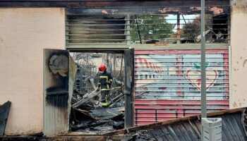 « J’avais ma petite coiffeuse ici... » : désarroi à Évry-Courcouronnes après l’incendie d’un centre commercial