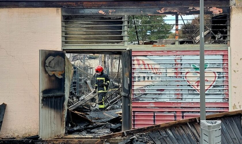 « J’avais ma petite coiffeuse ici... » : désarroi à Évry-Courcouronnes après l’incendie d’un centre commercial