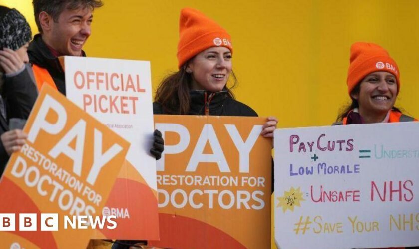 Junior doctors accept 22% pay rise to end strikes