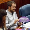 La Asamblea suspende con 22 días de sueldo al diputado de Más Madrid que simuló disparar durante un discurso de Ayuso