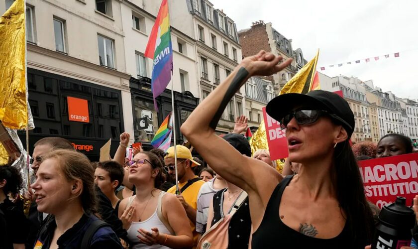 La izquierda se manifiesta en Francia contra Macron y el nombramiento del conservador Michel Barnier como primer ministro