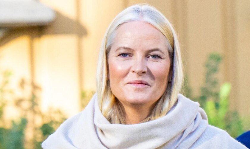 La prensa noruega arremete contra Mette-Marit tras salir de compras con su hijo, Marius Borg, en medio del escándalo