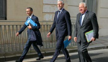 La prudence de la droite, prête à rejoindre Michel Barnier sans signer de chèque en blanc à Emmanuel Macron