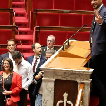 Le député LFI Sébastien Delogu demande à Yaël Braun-Pivet de lui rendre son drapeau palestinien brandit à l’Assemblée