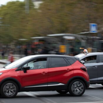 Le triplement du tarif de stationnement des SUV à Paris légèrement assoupli pour les hybrides