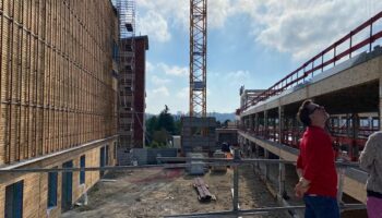 « L’enfance mérite un véritable pôle d’excellence » : la première poutre du campus posée à Bourg-la-Reine