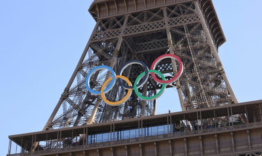 Les anneaux des JO conservés sur la tour Eiffel : Anne Hidalgo propose leur maintien jusqu’en 2028 au moins