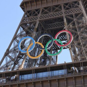 Les anneaux olympiques « vont rester sur la tour Eiffel » après les Jeux, annonce la maire de Paris