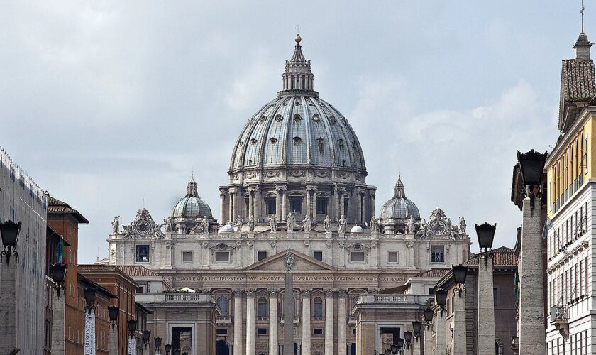 Los "Romeo y Julieta del Vaticano": contraen matrimonio dos empleados amenazados con el despido por casarse