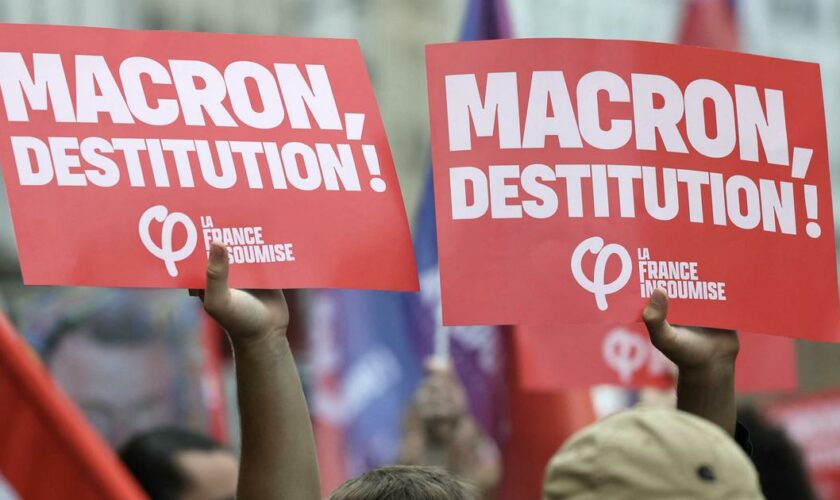 «Macron, destitution !» : à Paris, l’indignation modérée de la gauche contre le «coup de force» du président