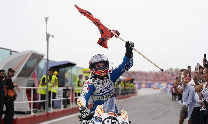 Marc Márquez logra una victoria caída del cielo