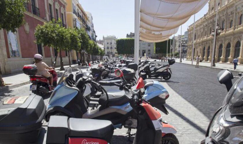 Más de 400 euros: esta es la multa por aparcar la moto o el patinete en la acera en Sevilla