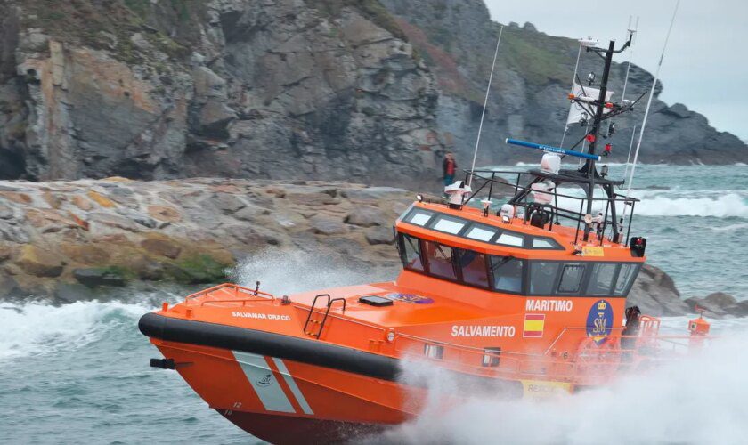 Muere en el helicóptero de rescate una mujer atacada por un tiburón a 514 kilómetros de Canarias