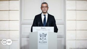 New French government announced in shift to the right