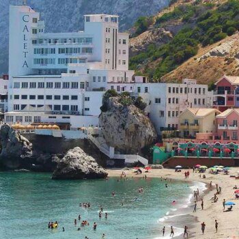 No es Cinque Terre: Esta es la playa más colorida que está a solo 2 horas de Sevilla