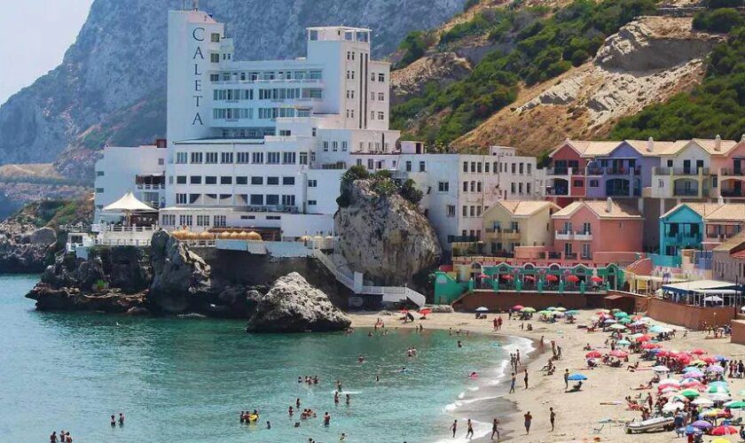 No es Cinque Terre: Esta es la playa más colorida que está a solo 2 horas de Sevilla