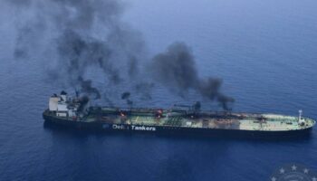 Opération de remorquage en cours d'un pétrolier attaqué et abandonné en mer Rouge