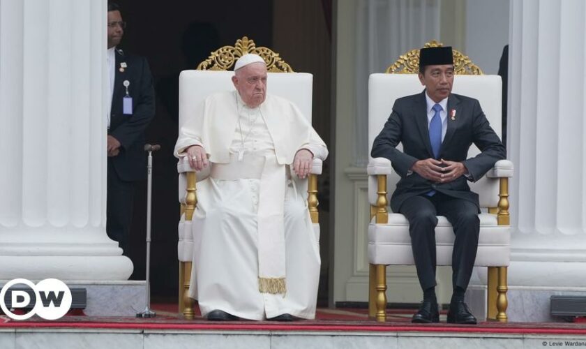 Pope appeals against extremism on Indonesia trip