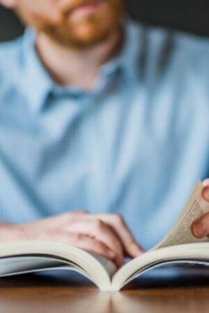 Pour son anniversaire, il reçoit un livre qu’il n’a pas envie de lire d’un ami qui ne l’a pas lu