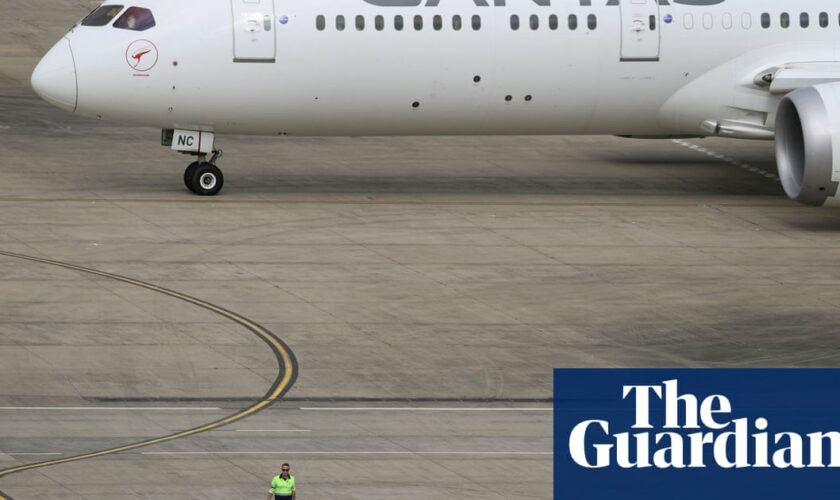 Qantas engineers warn of ‘flight disruptions’ in Sydney, Melbourne, Brisbane as they walk off job over pay