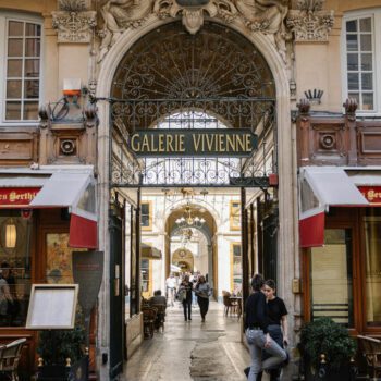 « Rassurant », « gracieux » ou « intemporel »… Les cinq lieux parisiens qui inspirent Elsa Zylberstein