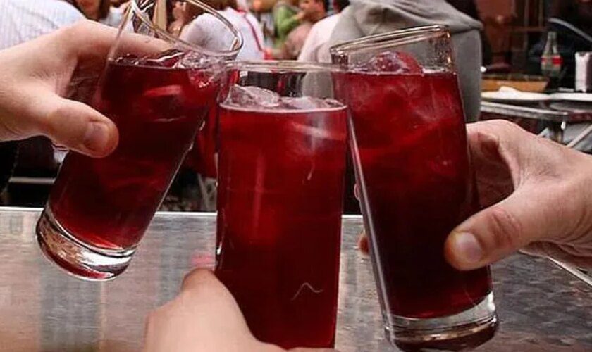 Sanidad pide que no se consuma un popular tinto de verano al poder contener fragmentos de vidrio