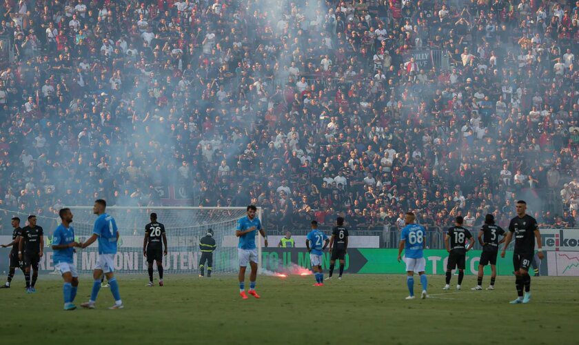 Se interrumpe durante siete minutos el Nápoles-Cagliari por enfrentamientos entre aficiones