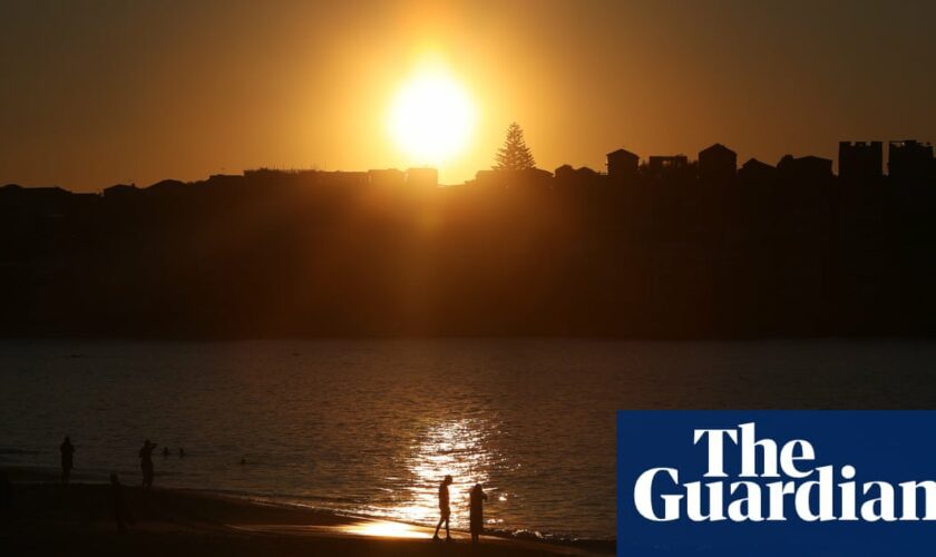 Temperatures surge in south-eastern Australia as windy weather blasts NSW and Victoria