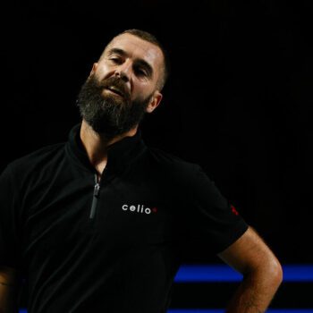 Tennis : balayé en 37 minutes, Benoît Paire envoie des baisers au public qui le siffle à Rennes