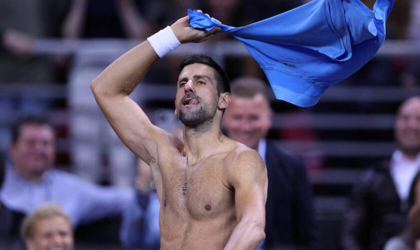 Tennis : les images du show façon strip-tease de Djokovic et Dimitrov en exhibition